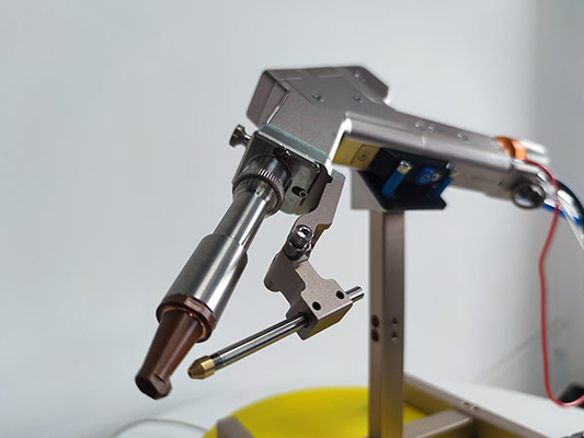 Un bon prix. Machine de soudage portative de 3000w avec ligne de contrôle de 1 km pour l'acier / acier inoxydable / aluminium en ligne